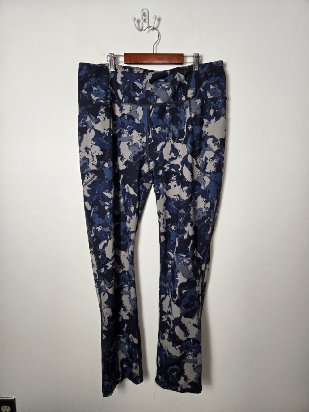 Duluth Trading Women's NoGa Sculpting Slim Leg Pants Blue Camo XL x 31